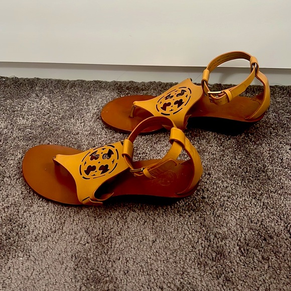 Tory Burch authentic Sandal. Tan brown in color. Beautiful condition. - Picture 4 of 5
